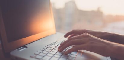 Лаптопът няма подсвет